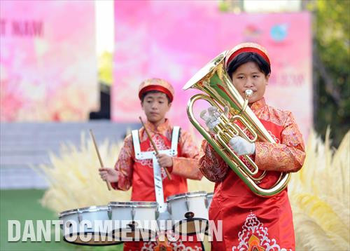 Các thiếu nhi Thành phố trình diễn kèn, trống với trang phục Áo dài tại chương trình đồng diễn Áo dài Các thiếu nhi Thành phố trình diễn kèn, trống với trang phục Áo dài tại chương trình đồng diễn Áo dài