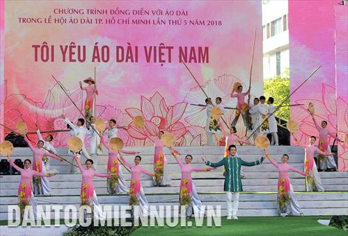 Một chương trình ca múa do các nghệ sỹ Thành phố biểu diễn tại Chương trình đồng diễn với Áo dài Một chương trình ca múa do các nghệ sỹ Thành phố biểu diễn tại Chương trình đồng diễn với Áo dài