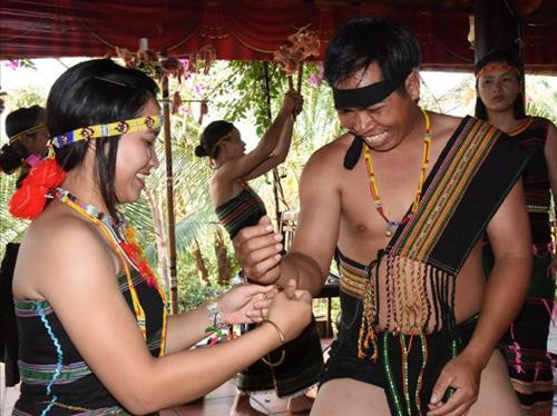 Đeo vòng tay trong lễ cưới Đeo vòng tay trong lễ cưới