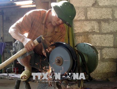 Nhờ có máy móc hỗ trợ ở một số công đoạn, ngày nay, người thợ rèn ở Phúc Sen đã nâng cao năng suất và chất lượng sản phẩm, đáp ứng nhu cầu của thị trường. Ảnh: Quốc Đạt - TTXVN Nhờ có máy móc hỗ trợ ở một số công đoạn, ngày nay, người thợ rèn ở Phúc Sen đã nâng cao năng suất và chất lượng sản phẩm, đáp ứng nhu cầu của thị trường. Ảnh: Quốc Đạt - TTXVN
