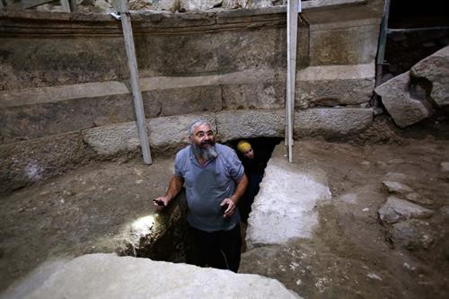 Các nhà khảo cổ Israel làm việc tại khu vực dưới chân Bức tường Than khóc ở Jerusalem ngày 16/10. Ảnh: THX/TTXVN