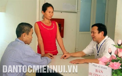 Được Nhà nước cấp thẻ bảo hiểm y tế miễn phí nên nhận thức về việc khám và điều trị bệnh của đồng bào dân tộc thiểu số ở các xã vùng ATK huyện Yên Sơn đã có nhiều thay đổi, đồng bào quan tâm nhiều hơn đến sức khỏe. Ảnh: Vũ Quang Đán Được Nhà nước cấp thẻ bảo hiểm y tế miễn phí nên nhận thức về việc khám và điều trị bệnh của đồng bào dân tộc thiểu số ở các xã vùng ATK huyện Yên Sơn đã có nhiều thay đổi, đồng bào quan tâm nhiều hơn đến sức khỏe. Ảnh: Vũ Quang Đán