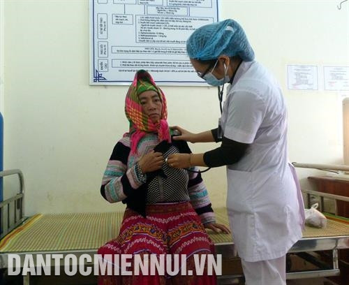 Để chia sẻ với những khó khăn của đồng bào, đội ngũ cán bộ, bác sĩ của Bệnh viện đa khoa khu vực Trung Sơn luôn nỗ lực, cố gắng điều trị và chăm sóc tốt cho bệnh nhân. Ảnh: Vũ Quang Đán Để chia sẻ với những khó khăn của đồng bào, đội ngũ cán bộ, bác sĩ của Bệnh viện đa khoa khu vực Trung Sơn luôn nỗ lực, cố gắng điều trị và chăm sóc tốt cho bệnh nhân. Ảnh: Vũ Quang Đán