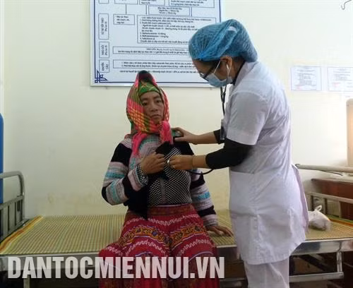 Để chia sẻ với những khó khăn của đồng bào, đội ngũ cán bộ, bác sĩ của Bệnh viện đa khoa khu vực Trung Sơn luôn nỗ lực, cố gắng điều trị và chăm sóc tốt cho bệnh nhân. Ảnh: Vũ Quang Đán