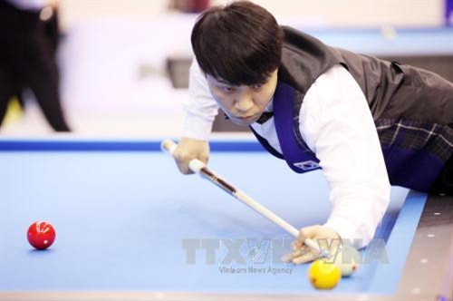 Vận động viên CHOI Sung-Won (Hàn Quốc) thi đấu với vận động viên SIDHOM Sameh (Hà Lan) trong trận vòng loại chung kết. Ảnh: Mạnh Linh - TTXVN