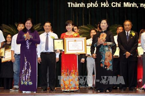 Lãnh đạo Thành phố Hồ Chí Minh trao bằng khen tuyên dương 34 doanh nghiệp điển hình trong chương trình "Đồng hành cùng doanh nghiệp” năm 2017. Ảnh: Thanh Vũ-TTXVN