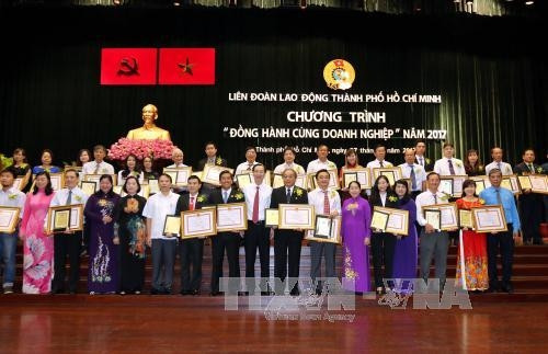 Lãnh đạo Tổng Liên đoàn Lao động Việt Nam và lãnh đạo Thành phố Hồ Chí Minh cùng 34 doanh nghiệp điển hình trong chương trình "Đồng hành cùng doanh nghiệp” năm 2017. Ảnh: Thanh Vũ-TTXVN
