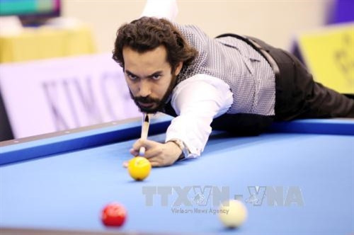 Vận động viên SIDHOM Sameh (Hà Lan) thi đấu với vận động viên CHOI Sung-Won (Hàn Quốc) trong trận đấu vòng loại chung kết. Ảnh: Mạnh Linh - TTXVN