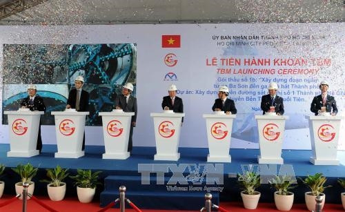 Các đại biểu thực hiện nghi thức khởi động hệ thống khoan TBM. Ảnh: An Hiếu - TTXVN