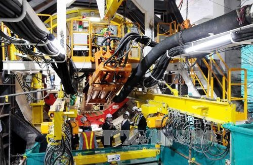 Các đại biểu tham quan hệ thống khoan ngầm TBM. Ảnh: An Hiếu - TTXVN