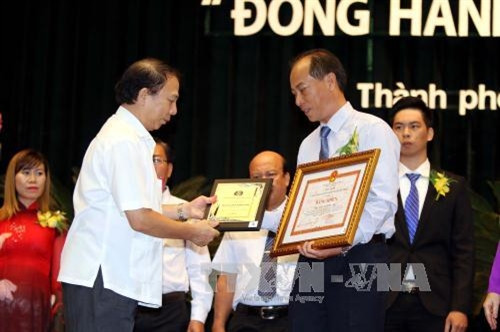 Phó Chủ tịch Tổng Liên đoàn Lao động Việt Nam Mai Đức Chính trao Bằng khen tuyên dương 34 doanh nghiệp điển hình trong chương trình "Đồng hành cùng doanh nghiệp” năm 2017. Ảnh: Thanh Vũ-TTXVN