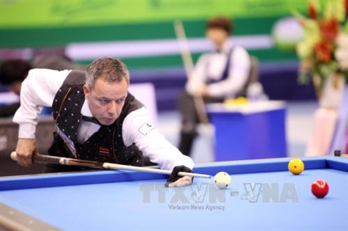 Vận động viên JASPERS Dick (Hà Lan) thi đấu với vận động viên KANG Dong Koong (Hàn Quốc) trong trận vòng loại chung kết. Ảnh: Mạnh Linh - TTXVN