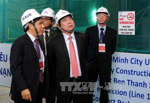 Chủ tịch Ủy ban nhân dân Thành phố Hồ Chí Minh Nguyễn Thành Phong tham quan hệ thống khoan ngầm TBM. Ảnh: An Hiếu - TTXVN