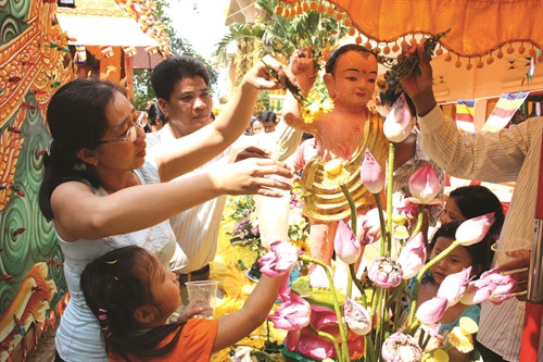 Tắm Phật là nghi lễ quan trọng trong dịp lễ vào năm mới của đồng bào Khmer Nam Bộ Tắm Phật là nghi lễ quan trọng trong dịp lễ vào năm mới của đồng bào Khmer Nam Bộ
