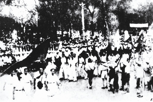 Ngày 2/9/1945, tại Quảng trường Ba Đình (Hà Nội), Chủ tịch Hồ Chí Minh thay mặt Chính phủ lâm thời đọc bản Tuyên ngôn Độc lập khai sinh nước Việt Nam Dân chủ Cộng hòa. Ảnh: Tư liệu TTXVN Đánh chiếm Bắc Bộ Phủ - Tổng khởi nghĩa giành chính quyền tại Hà Nội tháng 8/1945. Ảnh: Tư liệu TTXVN Cuộc mít tinh phát động khởi nghĩa giành chính quyền do Mặt trận Việt Minh tổ chức tại Nhà hát lớn Hà Nội ngày 19/8/1945. Ảnh: Tư liệu TTXVN Đại tướng Võ Nguyên Giáp đọc Quân lệnh số 1 Quyết định thành lập Đội Việt Nam Tuyên truyền Giải phóng quân ngày 22/12/1944. Ảnh: Tư liệu TTXVN Nhân dân Sài Gòn nổi dậy giành chính quyền tháng 8/1945. Ảnh: Tư liệu TTXVN Quảng trường Ba Đình (Hà Nội) ngày 2/9/1945. Ảnh: Tư liệu TTXVN Chiếc bàn lịch sử nơi Chủ tịch Hồ Chí Minh khởi thảo bản Tuyên ngôn Độc lập ở ngôi nhà số 48 Hàng Ngang (Hà Nội). Ảnh: Ngọc Kỳ