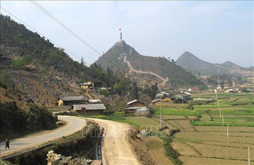 Đường Hạnh Phúc nối từ thành phố Hà Giang đi lên 4 huyện vùng cao núi đá phía Bắc của tỉnh Hà Giang và đi Cột cờ Quốc gia Lũng Cú (huyện Đồng Văn). Ảnh: Minh Tâm-TTXVN Đường Hạnh Phúc nối từ thành phố Hà Giang đi lên 4 huyện vùng cao núi đá phía Bắc của tỉnh Hà Giang và đi Cột cờ Quốc gia Lũng Cú (huyện Đồng Văn). Ảnh: Minh Tâm-TTXVN