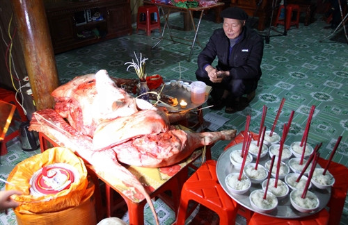 Nghi lễ cúng tại nhà trai trong lễ cưới của người Dao đỏ ở Yên Bái. Nghi lễ cúng tại nhà trai trong lễ cưới của người Dao đỏ ở Yên Bái.