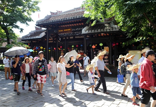 Du khách thăm quan Bà Nà Hill (Đà Nẵng). Ảnh: TTXVN Du khách thăm quan Bà Nà Hill (Đà Nẵng). Ảnh: TTXVN