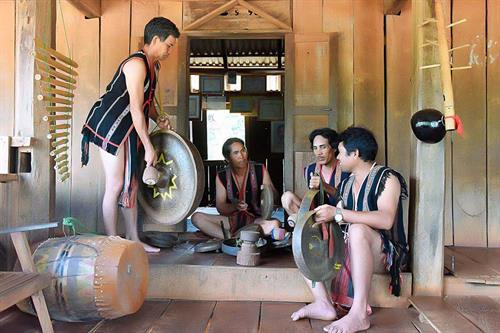 Nghệ nhân Rơ Châm H'Mút hướng dẫn mọi người trong làng chỉnh chiêng Nghệ nhân Rơ Châm H'Mút múa xoang cùng cùng các thành viên trong đội Đội chiêng làng Mrông Yố 2 được thành lập lâu lắm rồi và vẫn thường xuyên duy trì luyện tập hàng ngày Nghệ nhân Rơ Châm H'Mút dạy công chiêng cho thế hệ trẻ Nghệ nhân Rơ Châm H'Mút hướng dẫn sử dụng đàn Tơ Rưng Nghệ nhân đã tham gia biểu diễn cồng chiêng tại nhiều sự kiện lớn ở Hà Nội, Thành phố Hồ Chí Minh Các loại nhạc cụ dân tộc của người Jrai Nghệ nhân Rơ Châm H'Mút hướng dẫn mọi người trong làng chỉnh chiêng Nghệ nhân Rơ Châm H'Mút múa xoang cùng cùng các thành viên trong đội Đội chiêng làng Mrông Yố 2 được thành lập lâu lắm rồi và vẫn thường xuyên duy trì luyện tập hàng ngày Nghệ nhân Rơ Châm H'Mút dạy công chiêng cho thế hệ trẻ Nghệ nhân Rơ Châm H'Mút hướng dẫn sử dụng đàn Tơ Rưng Nghệ nhân đã tham gia biểu diễn cồng chiêng tại nhiều sự kiện lớn ở Hà Nội, Thành phố Hồ Chí Minh Các loại nhạc cụ dân tộc của người Jrai