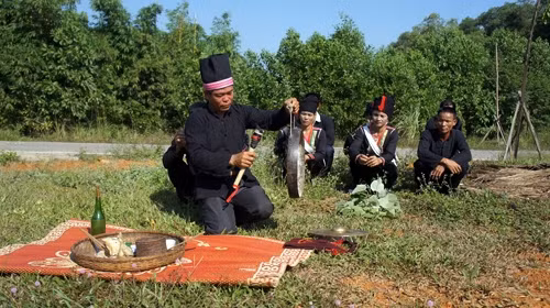 Ông Quàng Văn Cá làm lễ Cầu mưa.