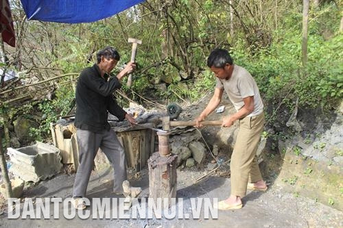 Qua mùa vụ, lò rèn của các gia đình người Dao trong xã lại đỏ lửa để sản xuất nông cụ . Ảnh: Việt Hoàng