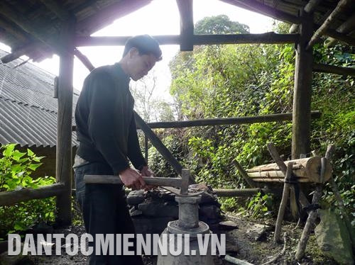 Nghề rèn là nghề truyền thống của người Dao ở xã Tả Phìn. Ảnh: Việt Hoàng Dù nghề rèn vất vả, thu nhập không cao nhưng anh Tẩn A Dao ở xã Tả Phìn vẫn gắn bó với nghề. Ảnh: Việt Hoàng