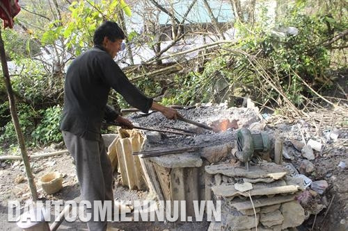 Nghề rèn là nghề truyền thống của người Dao ở xã Tả Phìn. Ảnh: Việt Hoàng Dù nghề rèn vất vả, thu nhập không cao nhưng anh Tẩn A Dao ở xã Tả Phìn vẫn gắn bó với nghề. Ảnh: Việt Hoàng