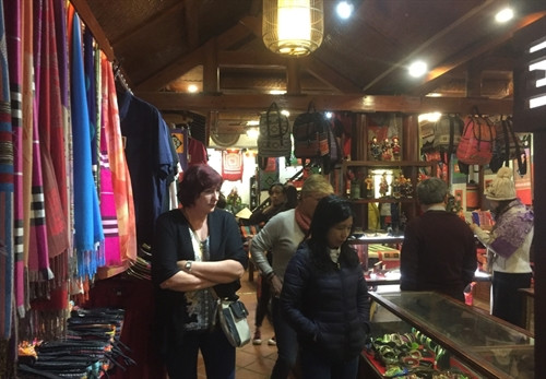 Du khách có thể lựa chọn cho mình món hàng ưng ý được làm từ chính bàn tay khéo léo của những người thợ thủ công địa phương.