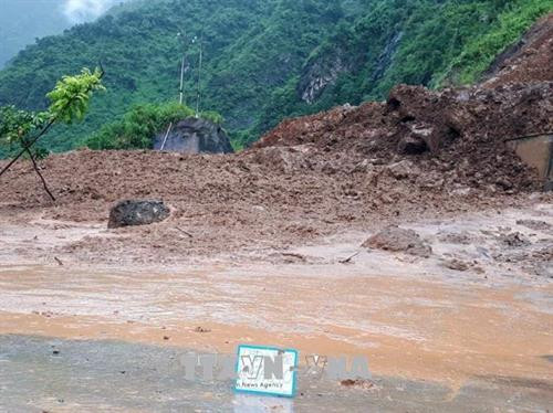 Tuyến đường bị chia cắt hoàn toàn. Ảnh: TTXVN phát Tuyến đường bị chia cắt hoàn toàn. Ảnh: TTXVN phát