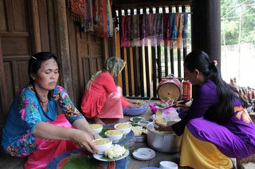 Đồng bào chuẩn bị lễ cúng tại nhà. Đồng bào chuẩn bị lễ cúng tại nhà.