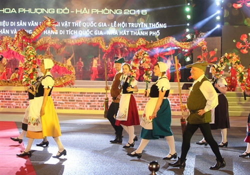 Các đoàn diễu hành chào mừng Lễ hội Hoa phượng đỏ - Hải Phòng 2016. Ảnh: Thống Nhất-TTXVN