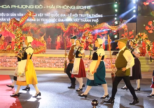 Các đoàn diễu hành chào mừng Lễ hội Hoa phượng đỏ - Hải Phòng 2016. Ảnh: Thống Nhất-TTXVN Các đoàn diễu hành chào mừng Lễ hội Hoa phượng đỏ - Hải Phòng 2016. Ảnh: Thống Nhất-TTXVN