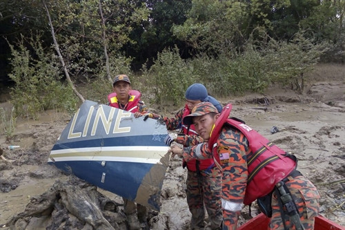 Nhân viên cứu hộ tìm thấy những mảnh vỡ được cho là của máy bay AS350 gần sông Batang Lupark, bang Sarawak, Malaysia ngày 6/5. EPA/TTXVN