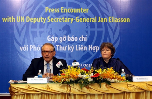 Phó Tổng Thư ký Liên hợp quốc Jan Eliasson (Gian Ê-li-a-x ơn) gặp gỡ báo chí trong nước và quốc tế. Ảnh: TTXVN Phó Tổng Thư ký Liên hợp quốc Jan Eliasson (Gian Ê-li-a-x ơn) gặp gỡ báo chí trong nước và quốc tế. Ảnh: TTXVN