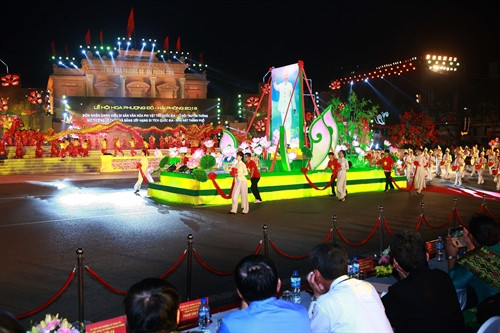 Nghi thức rước ảnh Chủ tịch Hồ Chí Minh tại buổi lễ. Ảnh: Lâm Khánh – TTXVN