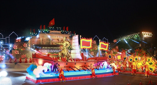 Nghi thức rước tượng Hưng đạo Đại vương Trần Quốc Tuấn tại buổi lễ. Ảnh: Lâm Khánh – TTXVN