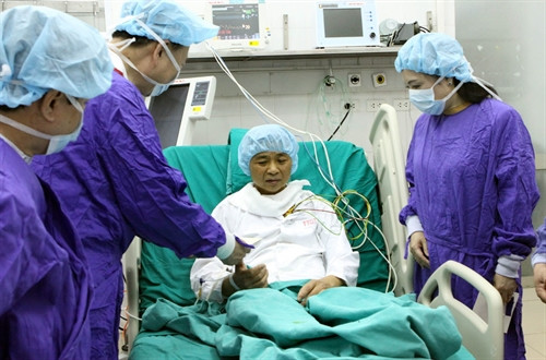 Bộ trưởng Bộ Y tế Nguyễn Thị Kim Tiến và Bộ trưởng Bộ Công an Tô Lâm đến thăm và tặng quà cho bệnh nhân vừa được ghép tạng. Ảnh: Dương Ngọc – TTXVN Bộ trưởng Bộ Y tế Nguyễn Thị Kim Tiến và Bộ trưởng Bộ Công an Tô Lâm đến thăm và tặng quà cho bệnh nhân vừa được ghép tạng. Ảnh: Dương Ngọc – TTXVN