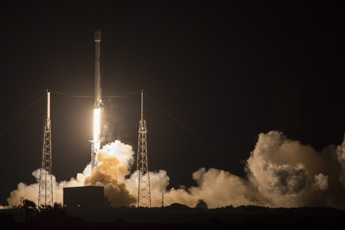 Tên lửa đẩy Falcon 9 rời bệ phóng ở Mũi Canaveral, bang Florida, Mỹ ngày 6/5. EPA/TTXVN