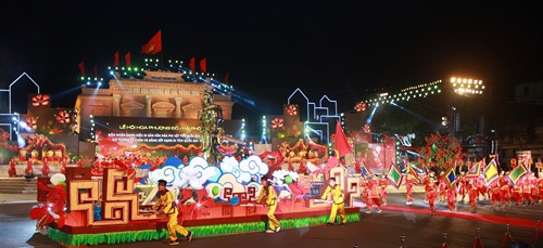 Nghi thức rước tượng nữ tướng Lê Chân tại buổi lễ. Ảnh: Lâm Khánh - TTXVN