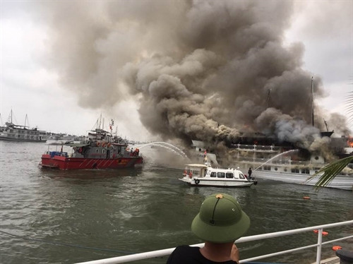 Lực lượng phòng cháy chữa cháy tập trung dập lửa trên tàu QN 6299. Ảnh: Nguyễn Hoang- TTXVN Lực lượng phòng cháy chữa cháy tập trung dập lửa trên tàu QN 6299. Ảnh: Nguyễn Hoang- TTXVN