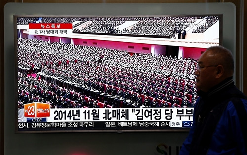 Trong ảnh (hình ảnh được phát qua truyền hình ngày 6/5): Các đại biểu Triều Tiên tại một đại hội. EPA/TTXVN