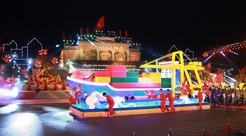 Mô hình Cảng Hải Phòng diễu hành qua lễ đài. Ảnh: Lâm Khánh – TTXVN