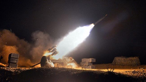 Trong ảnh (do Hãng thông tấn Triều Tiên KCNA cung cấp ngày 12/4): Diễn tập bắn đạn pháo của đơn vị Quân đội Nhân dân Triều Tiên. AFP/ TTXVN