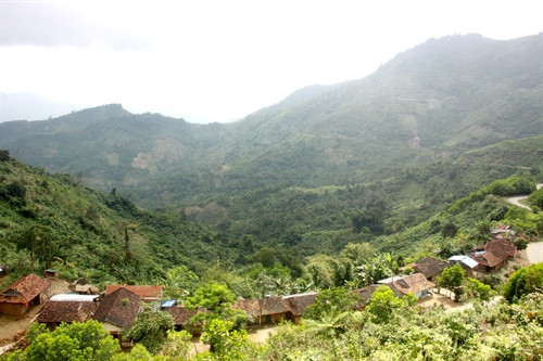 Những ngôi nhà của đồng bào Cor được dựng lên nằm dọc theo những cung đường.