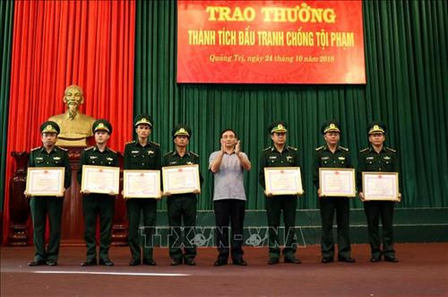 Ban chỉ đạo 389 quốc gia trao thưởng cho các cá nhân, tập thể. Ảnh: Nguyên Lý-TTXVN Ban chỉ đạo 389 quốc gia trao thưởng cho các cá nhân, tập thể. Ảnh: Nguyên Lý-TTXVN