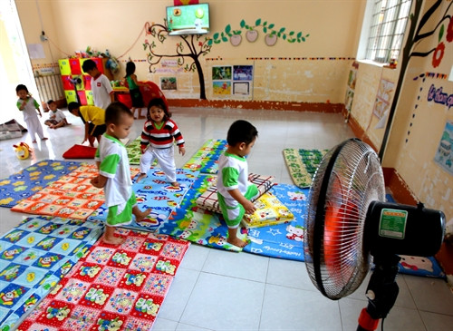 Cô trò trường mầm non Sao Mai trên đảo chuẩn bị cho giờ nghỉ trưa. Cô trò trường mầm non Sao Mai trên đảo chuẩn bị cho giờ nghỉ trưa.