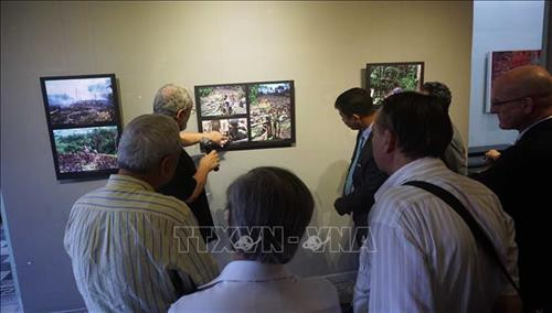 Triển lãm thu hút nhiều khách đến tham quan, tìm hiểu. Ảnh: Thu Hoài - TTXVN Triển lãm thu hút nhiều khách đến tham quan, tìm hiểu. Ảnh: Thu Hoài - TTXVN