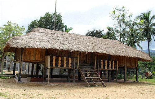 Nhà dài truyền thống của đồng bào dân tộc Raglai được phục dựng, là nơi sinh hoạt cộng đồng cho bà con thôn Ngọc Dung, xã Sơn Hiệp. Ảnh: Phan Sáu -TTXVN Nhà dài truyền thống của đồng bào dân tộc Raglai được phục dựng, là nơi sinh hoạt cộng đồng cho bà con thôn Ngọc Dung, xã Sơn Hiệp. Ảnh: Phan Sáu -TTXVN