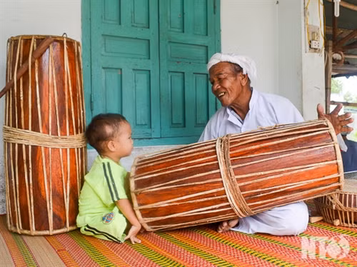 Ông Hán Quân biểu diễn trống Ghi-năng.