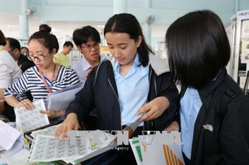 Các em học sinh hào hứng tham quan tại triển lãm Tem bưu chính miền Trung – Tây Nguyên lần thứ V. Ảnh: Hoài Nam - TTXVN Các em học sinh hào hứng tham quan tại triển lãm Tem bưu chính miền Trung – Tây Nguyên lần thứ V. Ảnh: Hoài Nam - TTXVN
